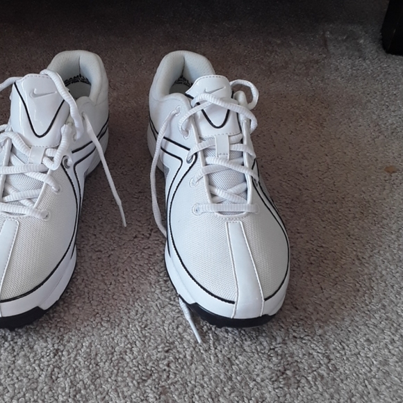 Nike Shoes - 🌻Brand new nike golf shoes fits a 7.5